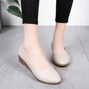 Zapatos de cuña beige cómodos para mujer con elegante punta de almendra para oficina