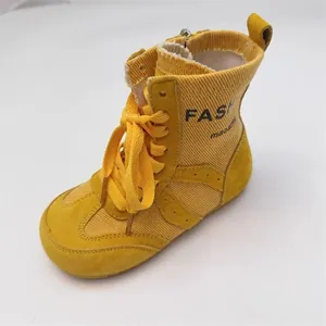 Nahaufnahme der gelben Canvas-Halbstiefel für Kinder mit modischem Seitenreißverschluss.
