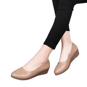 Cómodos zapatos de cuña color tostado para mujer con punta fina y acabado de cuero suave