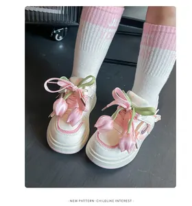 Vue détaillée des baskets blanches pour filles avec tulipes roses 3D sur les lacets