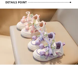 Vue détaillée de baskets à fleurs pour enfants en coloris rose et violet
