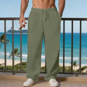 Dettaglio di pantaloni casual da uomo in lino verde oliva con coulisse.