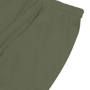 Dettaglio ravvicinato dei pantaloni in lino verde oliva da uomo con coulisse e tasca.