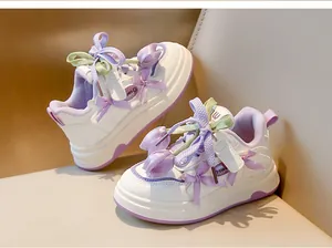 Détail de baskets blanches et violettes pour filles avec tulipes 3D et nœuds