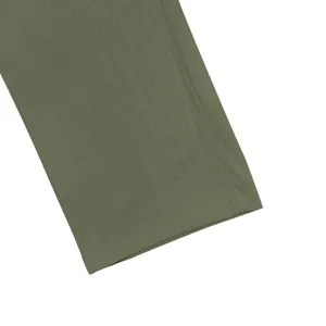 Dettaglio ravvicinato di pantaloni di lino verde militare con trama del tessuto fine