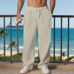 Pantaloni casual in lino da uomo con coulisse in vita in un ambiente di vacanza