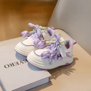 Baskets blanches et violettes élégantes pour filles avec fleurs et rubans décoratifs