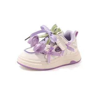Baskets blanches pour filles avec fleurs 3D et rubans violets, tendance et respirantes.