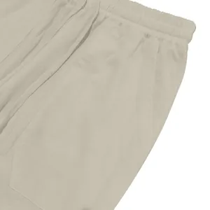 Dettaglio dei pantaloni in lino da uomo con vita elastica con coulisse e tasca laterale