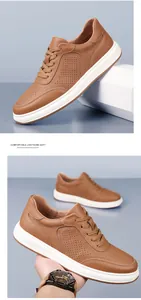 Vue détaillée de chaussures pour hommes en cuir de vachette perforé marron avec semelles blanches