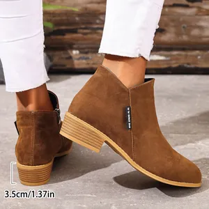 Bruine suède Chelsea boots voor dames met blokhak en ritssluiting aan de zijkant.
