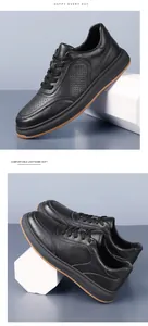 Vue latérale de baskets en cuir noir perforé respirant sur un support blanc