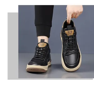 Nahaufnahme stilvoller schwarzer Herren-High-Top-Sneaker aus Leder im Retro-Design