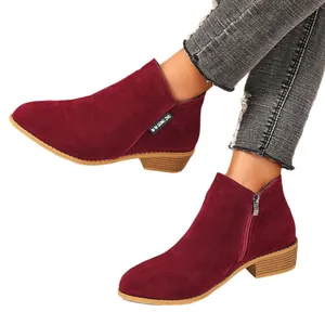 Bordeauxrode suède Chelsea boots met puntige neus, rits en een comfortabele blokhak
