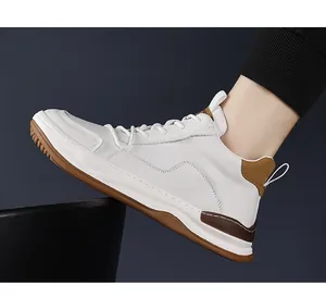 Nahaufnahme von weißen High-Top-Leder-Freizeitschuhen für Herren mit braunen Akzenten