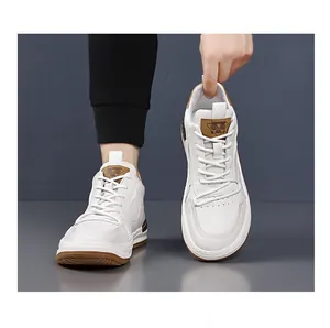 Detailansicht weißer High-Top-Ledersneaker mit braunen Gummisohlen im Retro-Stil
