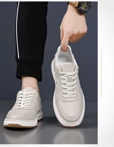 Vista detallada de zapatillas de cuero real para hombre que muestra textura y cordones