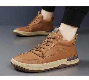 Nahaufnahme von braunen Herren-High-Top-Freizeitschuhen aus Rindsleder im Vintage-Stil