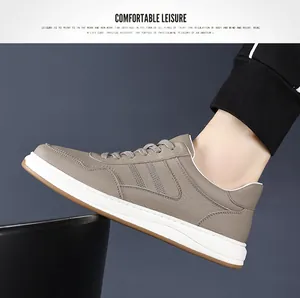 Vista lateral de zapatos informales de cuero genuino para hombre en color caqui