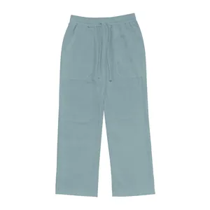 Dettaglio dei pantaloni casual in lino da uomo con coulisse in vita e taglio a gamba larga.