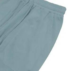 Dettaglio dei pantaloni da uomo in lino azzurro con vita elastica e tasca laterale
