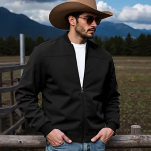 Vue extérieure d'un blouson aviateur noir en daim pour homme dans un paysage de cowboy