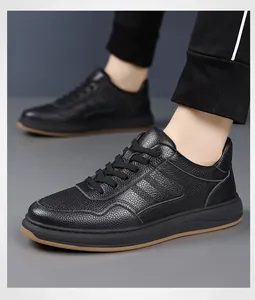 Elegantes zapatillas de cuero negro para hombre con un diseño casual muy cómodo.