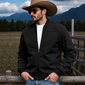 Veste noire en daim pour homme portée par un mannequin dans un décor de style cowboy