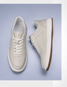 Zapatillas casual de hombre en cuero beige premium con vista detallada lateral y superior
