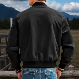 Vue arrière d'un blouson aviateur noir en faux daim pour homme dans un décor de ranch rustique