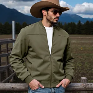 Veste bomber en daim vert olive pour homme avec style western dans un cadre de ranch