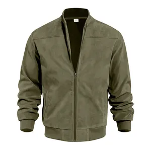 Détail de la veste aviateur zippée en daim vert olive pour homme, vue de face complète.