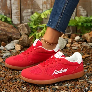 Nahaufnahme der roten Retro GAT Sneaker mit weißer Fashion Stickerei als Detail