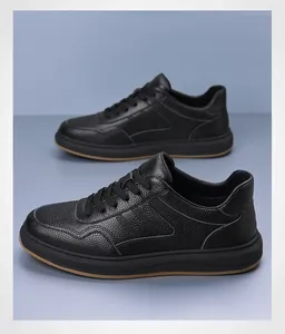 Vista detallada de zapatillas de cuero negro con suelas de goma de caramelo