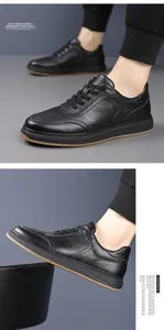 Gros plan de chaussures en cuir noir pour hommes avec semelles en caoutchouc souples