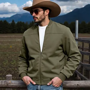 Vue détaillée de la veste zippée en daim vert olive dans un décor de ranch western