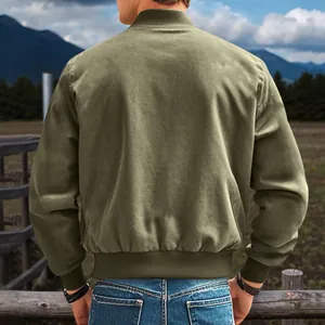 Vue arrière détaillée d'une veste zippée en daim vert armée pour homme style western hunter