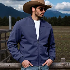 Blouson aviateur classique en daim bleu marine porté par un homme dans un cadre de ranch
