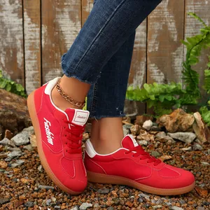 Stylische rote Retro-German-Army-Trainer für Damen mit Mesh-Obermaterial und Gummisohle