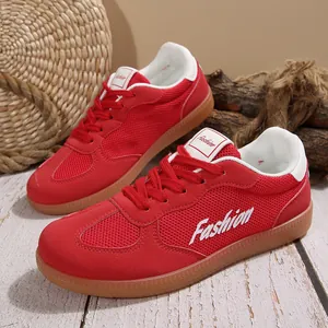 Detailansicht der roten Retro-GAT-Sneaker mit Mesh- und Wildledertextur.