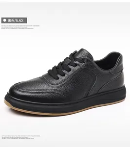 Détail latéral de chaussures d'hiver noires pour hommes en cuir grainé de haute qualité