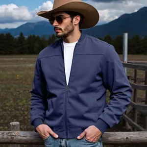 Blouson aviateur en daim bleu marine de style western pour homme dans un ranch rustique