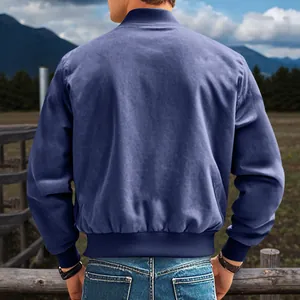 Vue arrière détaillée d'une veste en daim bleue pour homme avec ourlet et poignets côtelés