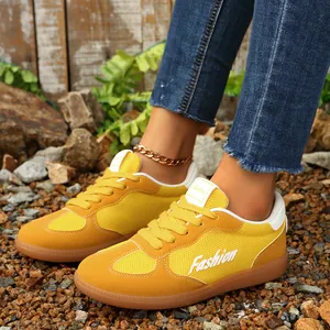 Detailansicht gelber Retro-Sneaker im deutschen Trainer-Stil mit Mesh-Struktur
