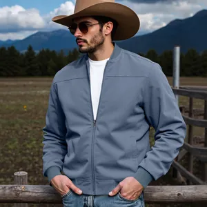 Détail d'une veste en daim bleue pour homme avec fermeture éclair, style cowboy.