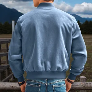 Vue arrière d'une veste en daim bleue pour homme dans un décor de ranch rustique.