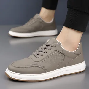Baskets décontractées en cuir de vachette gris pour hommes avec semelle blanche souple