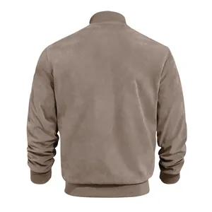 Vue arrière d'une veste en daim marron pour homme avec poignets et ourlets côtelés