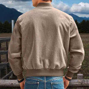 Vue arrière d'une veste en daim beige pour homme dans un décor de ranch rustique