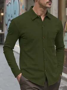 Primer plano de camisa de pana verde oliva que muestra la textura y el bolsillo frontal